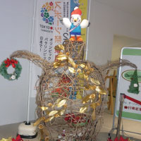 町田市役所入口ゆりーとオブジェのクリスマス